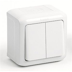 Проходной переключатель 2-клавишный IP-44 Legrand Quteo (Белый) 782301 - фото 7849